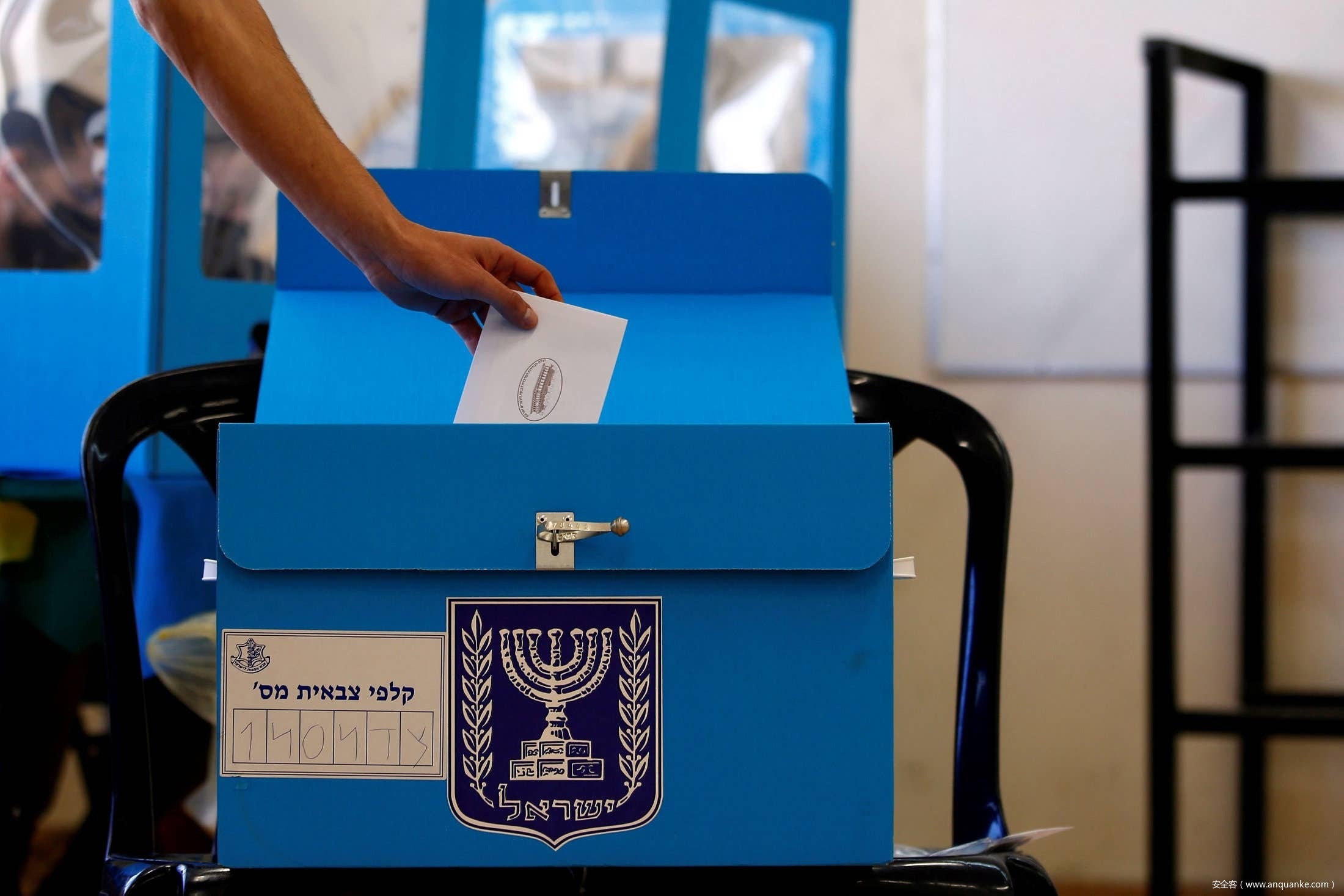 以色列大选：选票投进箱子，选民信息漫天飞